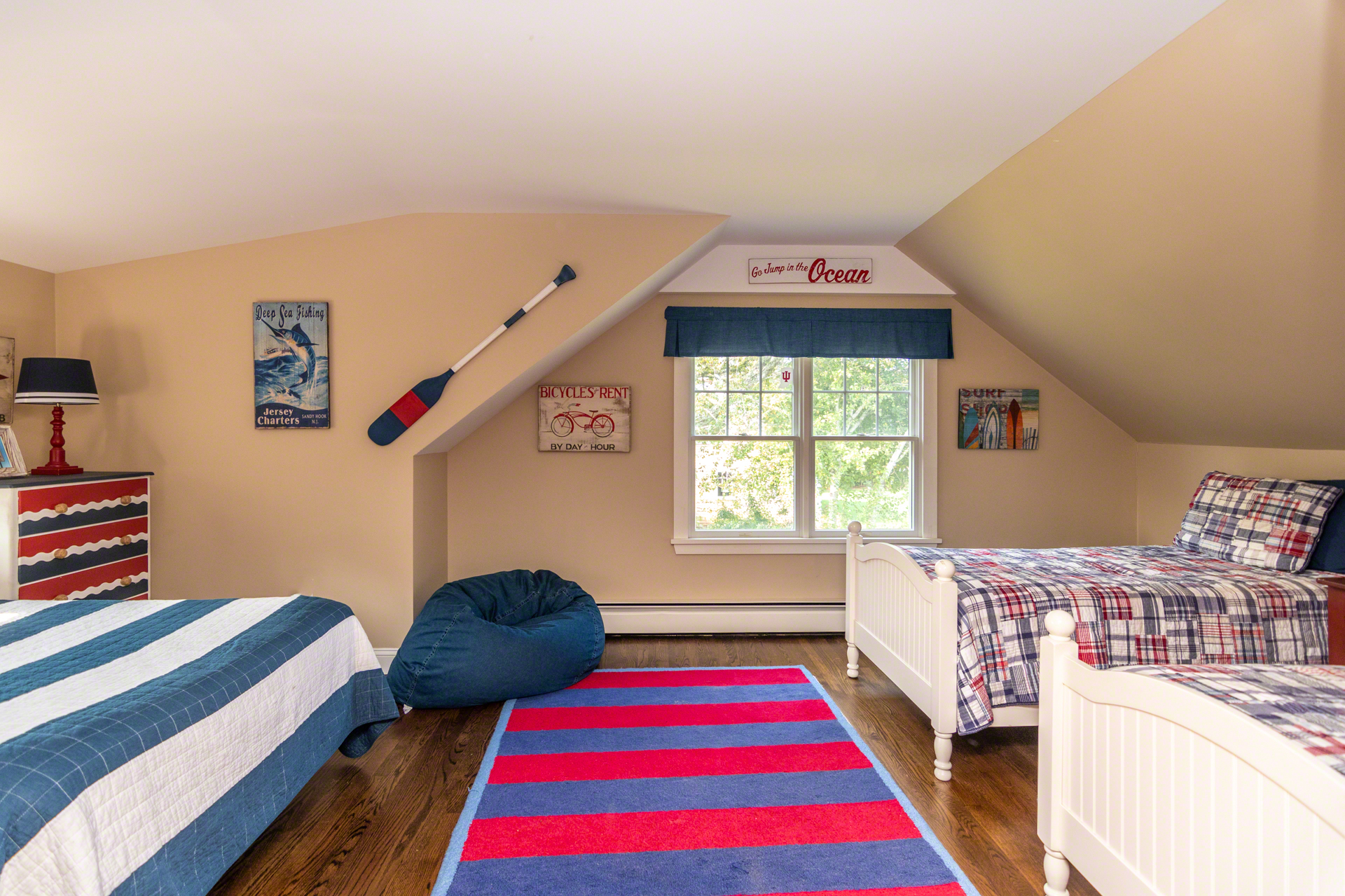 Cape Cod Home 994573