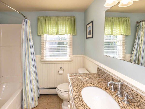 Cape Cod Home 994573