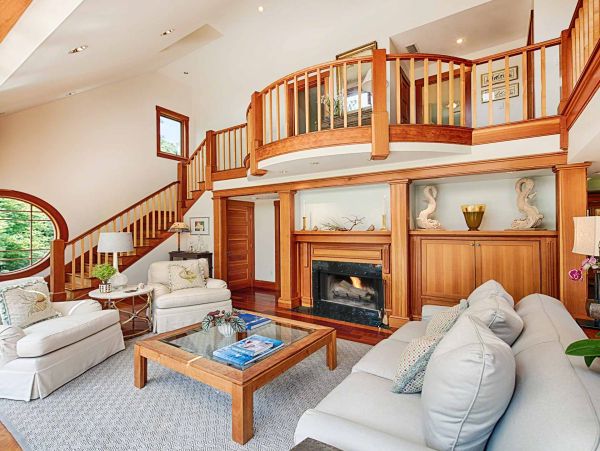 Cape Cod Home 994574
