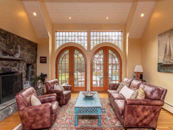 Cape Cod Home 994577
