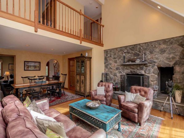 Cape Cod Home 994577