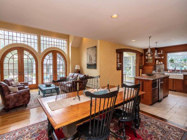 Cape Cod Home 994577