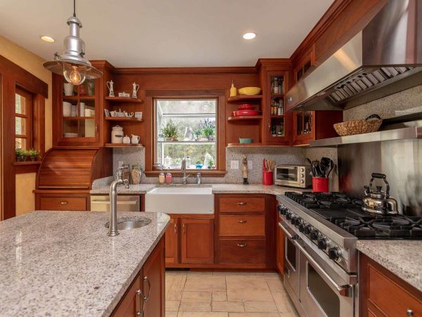 Cape Cod Home 994577