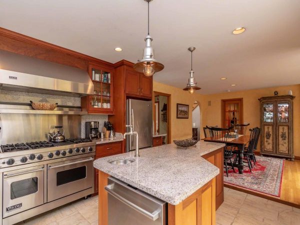 Cape Cod Home 994577