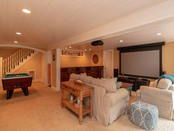 Cape Cod Home 994577