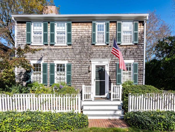 Cape Cod Home 994578