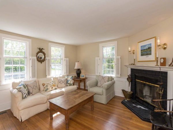 Cape Cod Home 994578