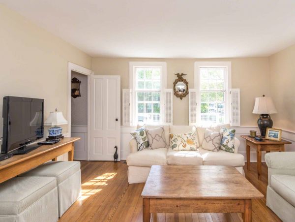 Cape Cod Home 994578
