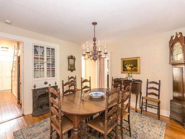 Cape Cod Home 994578