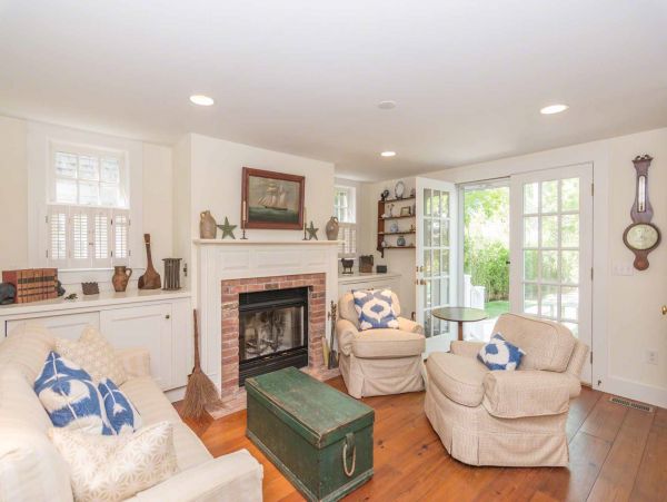 Cape Cod Home 994578