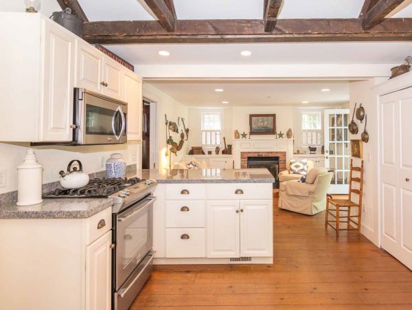 Cape Cod Home 994578