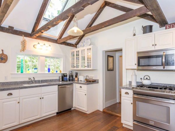Cape Cod Home 994578