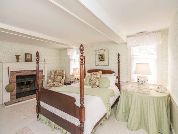 Cape Cod Home 994578