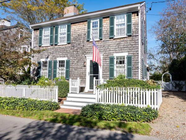 Cape Cod Home 994578