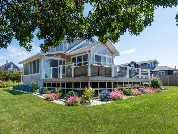 Cape Cod Home 994579