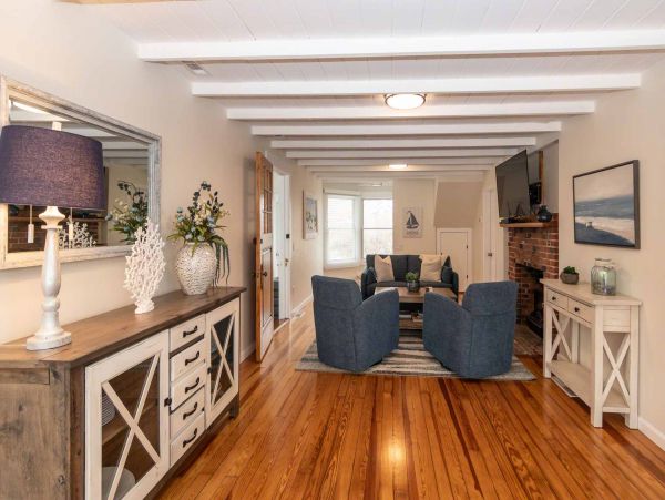 Cape Cod Home 994579