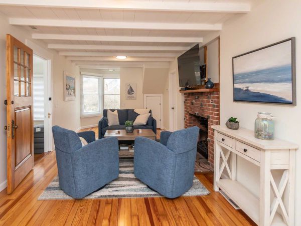 Cape Cod Home 994579