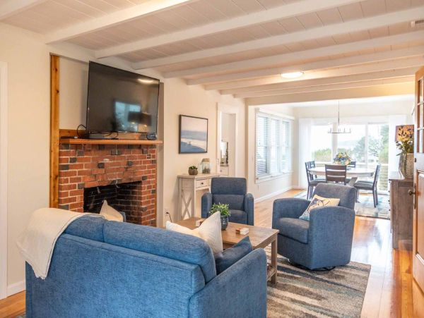 Cape Cod Home 994579