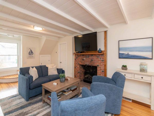 Cape Cod Home 994579
