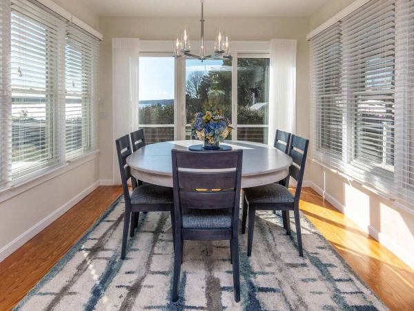 Cape Cod Home 994579