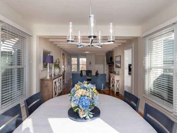 Cape Cod Home 994579