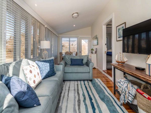 Cape Cod Home 994579