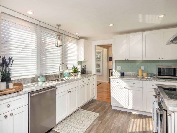 Cape Cod Home 994579