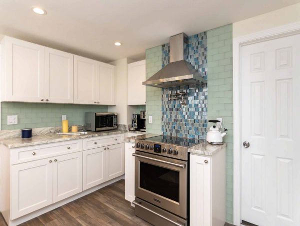 Cape Cod Home 994579