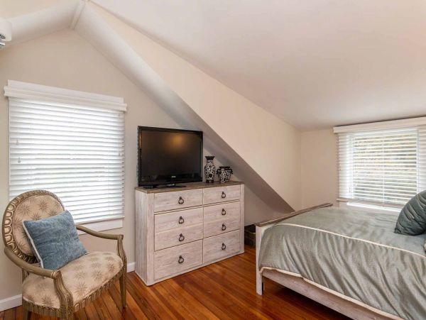 Cape Cod Home 994579