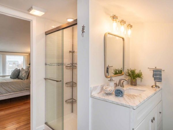 Cape Cod Home 994579