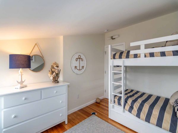 Cape Cod Home 994579