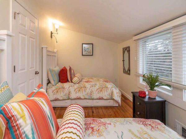 Cape Cod Home 994579