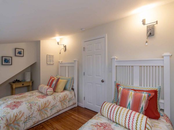 Cape Cod Home 994579