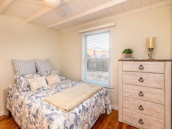 Cape Cod Home 994579