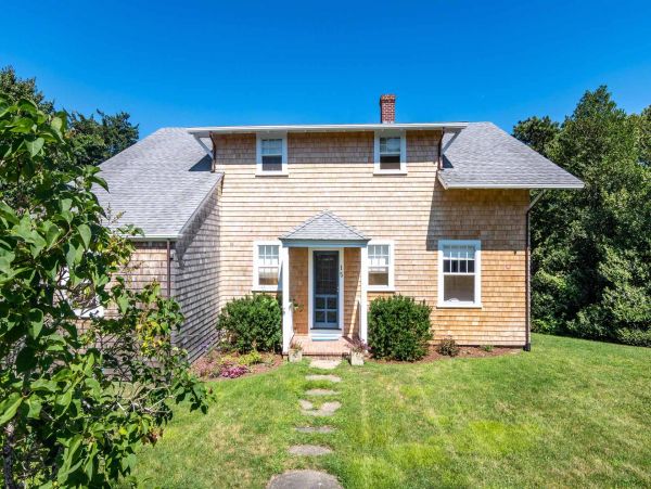 Cape Cod Home 994580