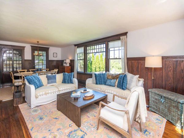 Cape Cod Home 994580