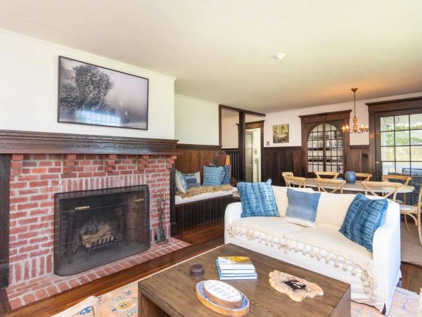 Cape Cod Home 994580