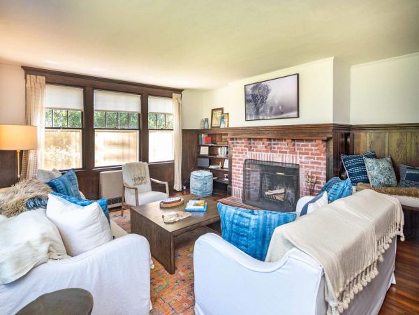 Cape Cod Home 994580