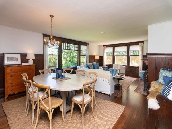 Cape Cod Home 994580