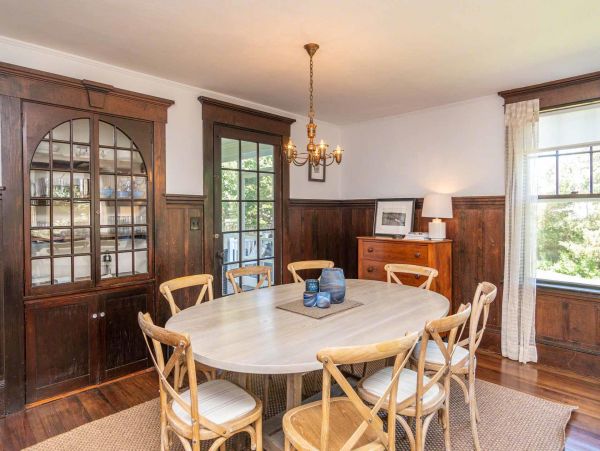 Cape Cod Home 994580