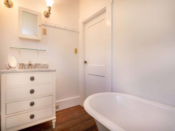 Cape Cod Home 994580