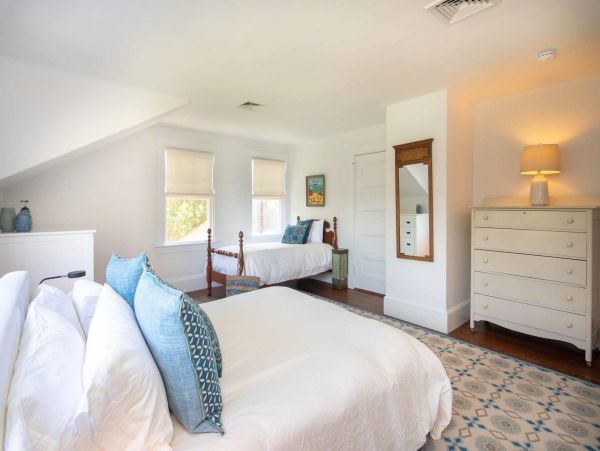 Cape Cod Home 994580