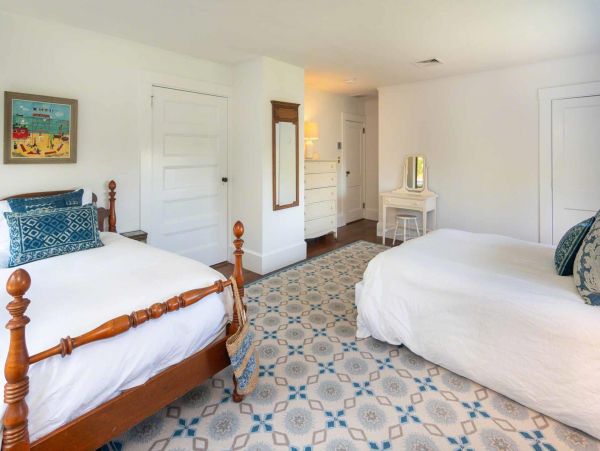 Cape Cod Home 994580