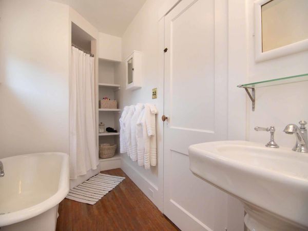 Cape Cod Home 994580