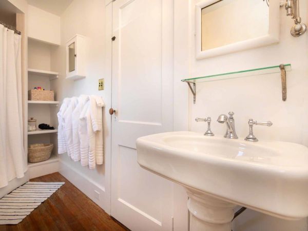 Cape Cod Home 994580
