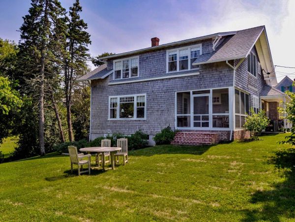 Cape Cod Home 994580