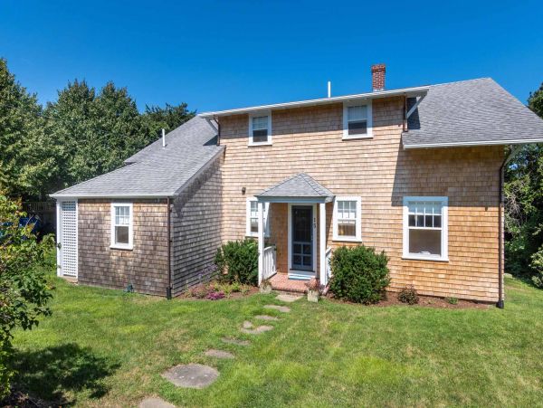 Cape Cod Home 994580