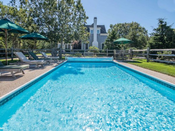 Cape Cod Home 994584