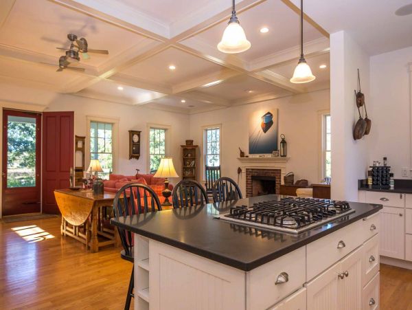 Cape Cod Home 994584