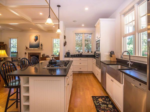 Cape Cod Home 994584